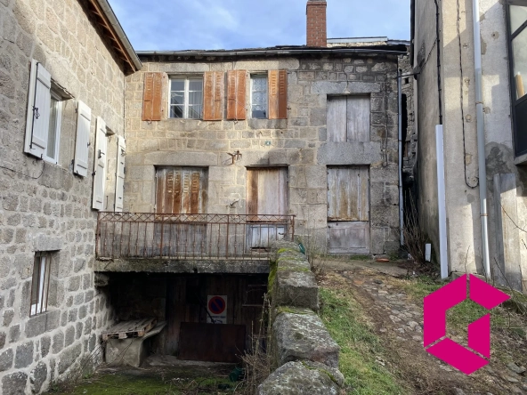 Maison à rénover à Tence de 140 m² avec sous-sol et extérieur