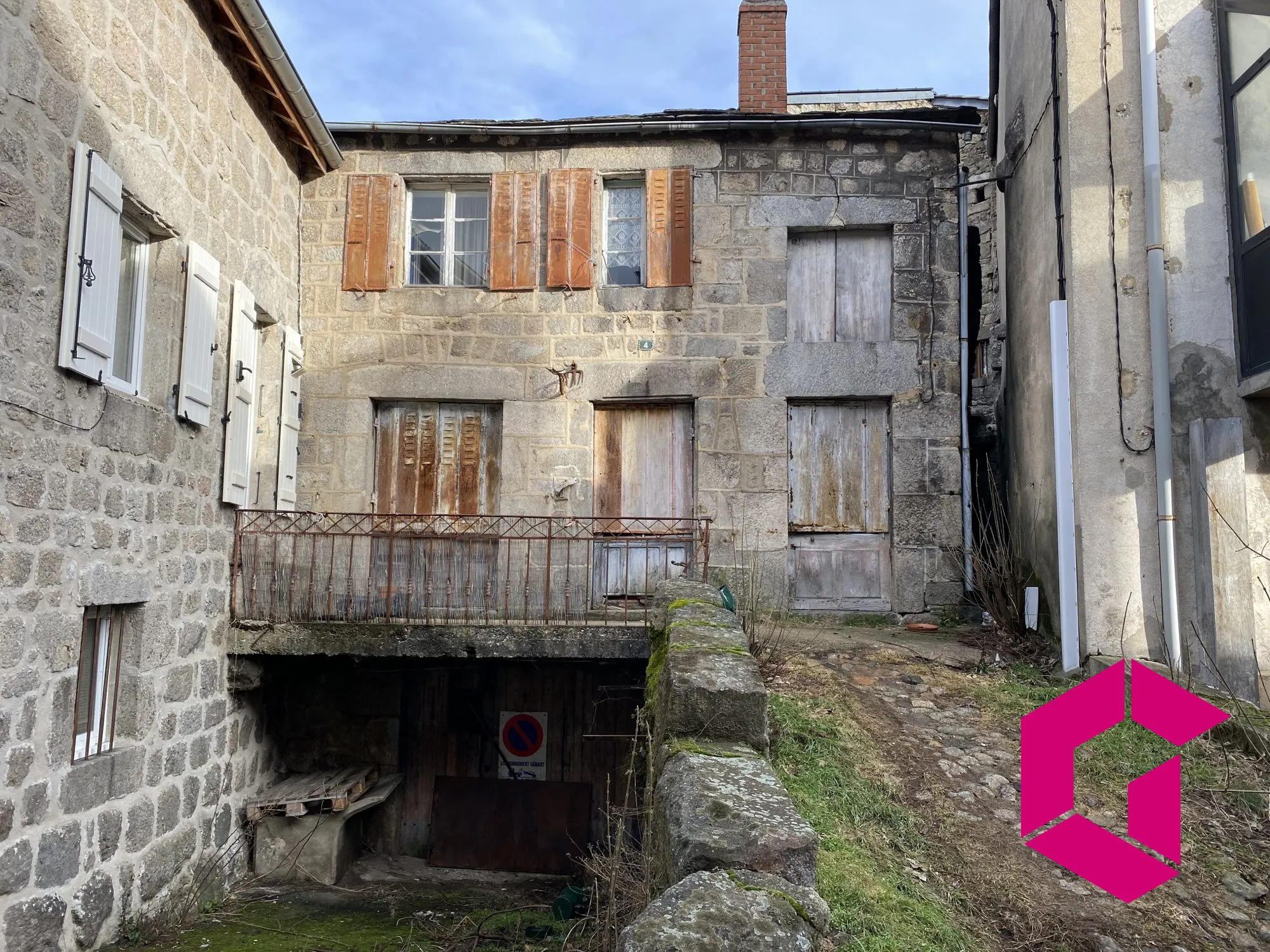 Maison à rénover à Tence de 140 m² avec sous-sol et extérieur 