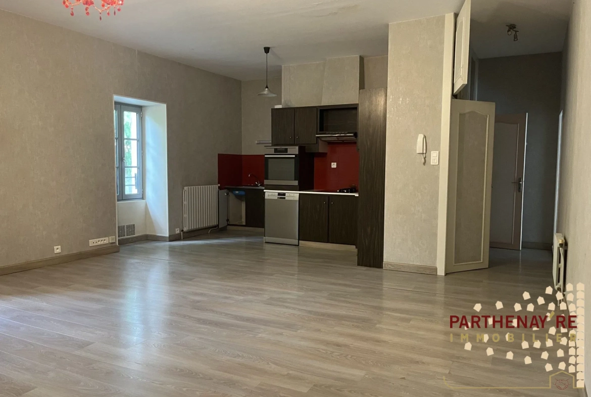 Maison T2 avec garages et terrasse au cœur de Parthenay 