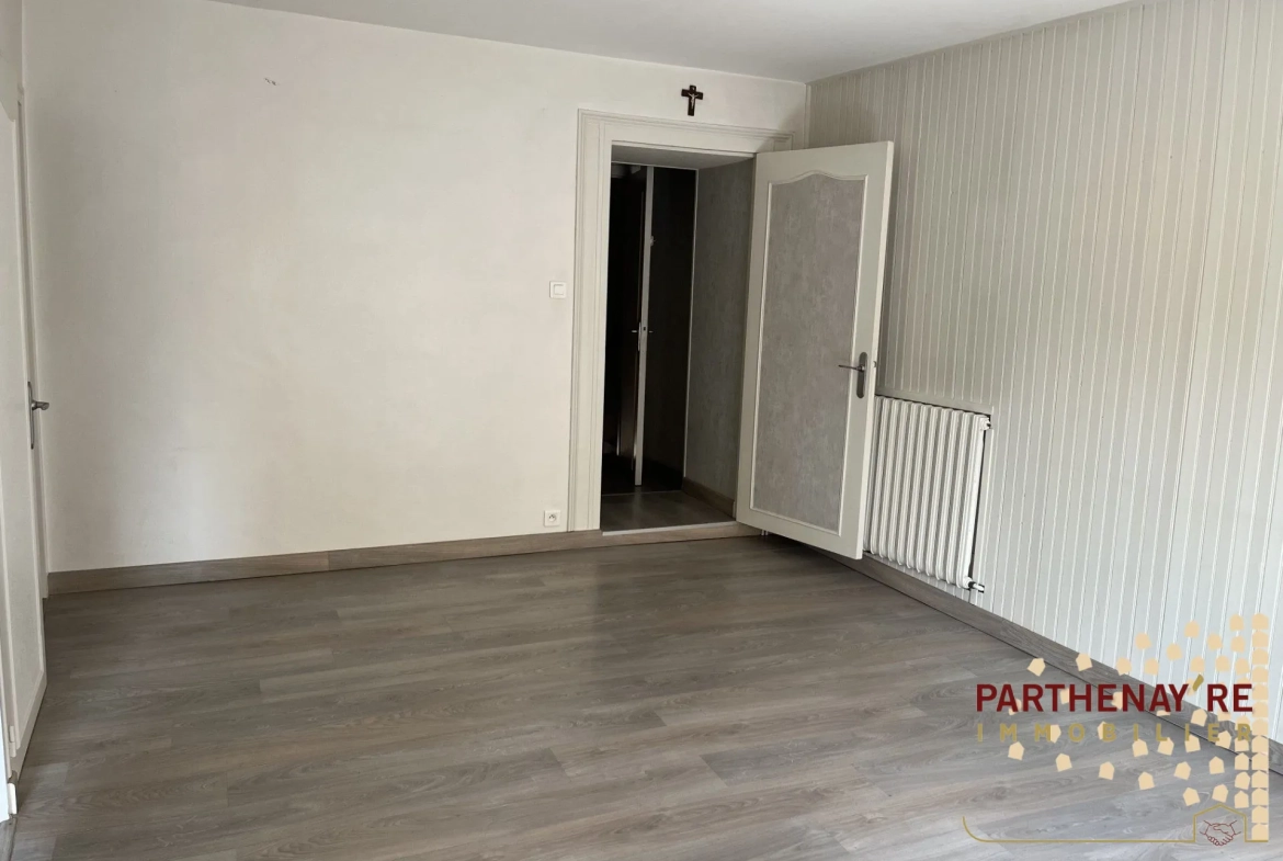Maison T2 avec garages et terrasse au cœur de Parthenay 
