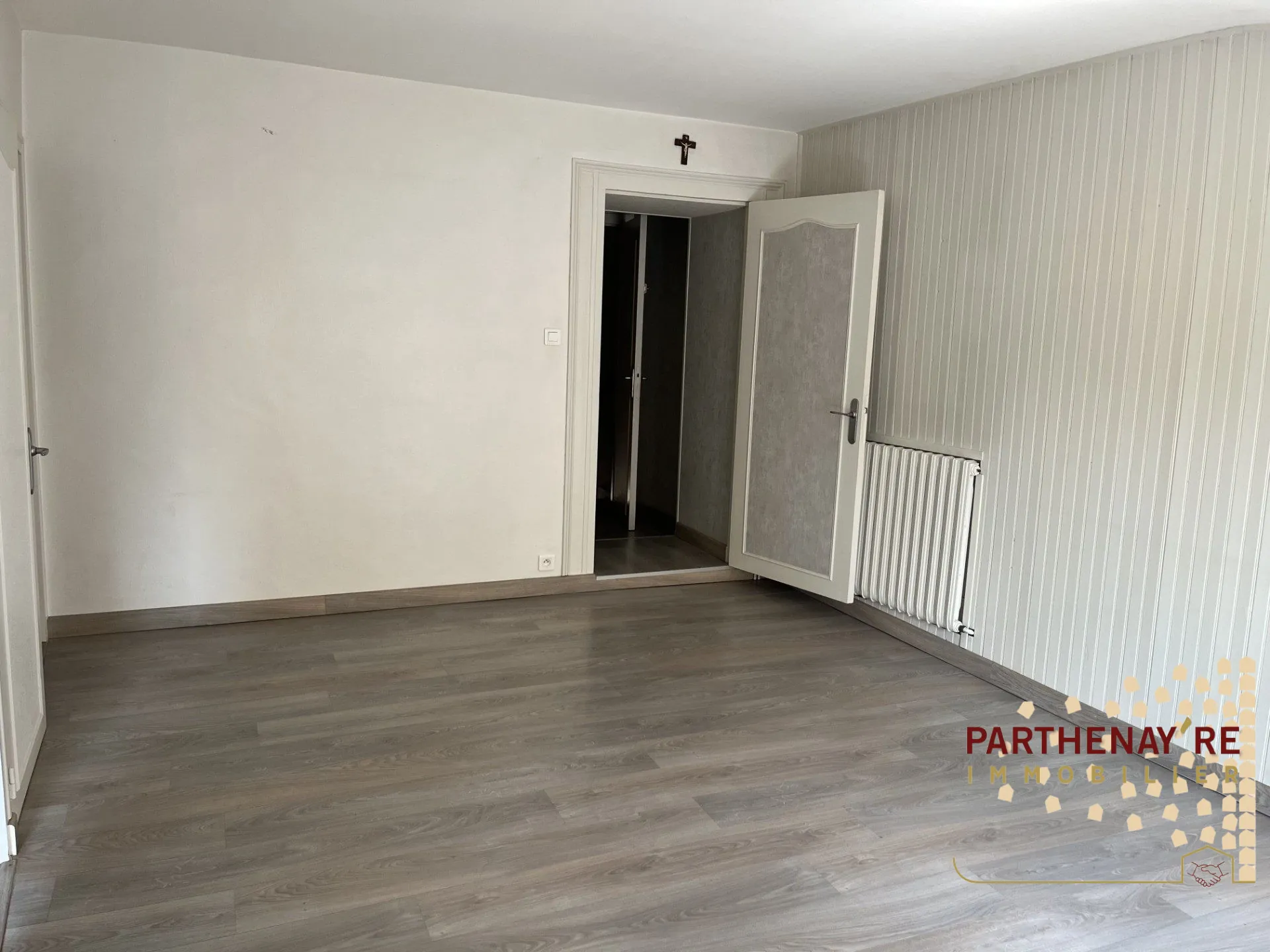 Maison T2 avec garages et terrasse au cœur de Parthenay 