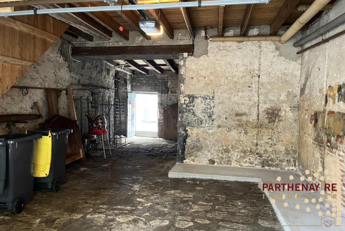 Maison T2 avec garages et terrasse au cœur de Parthenay 