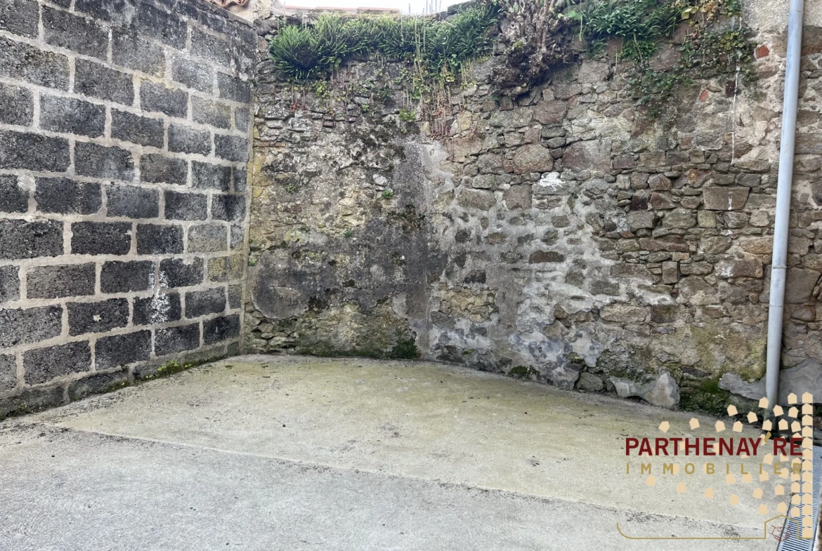 Maison T2 avec garages et terrasse au cœur de Parthenay 