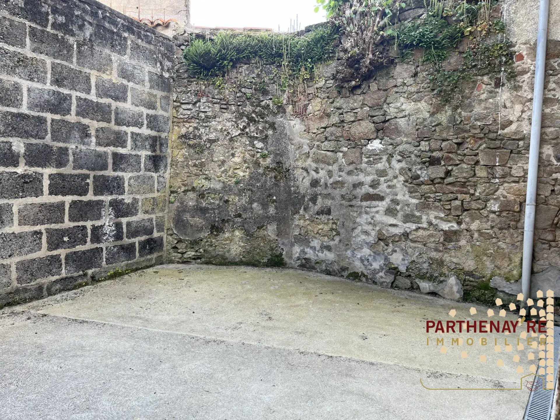 Maison T2 avec garages et terrasse au cœur de Parthenay 