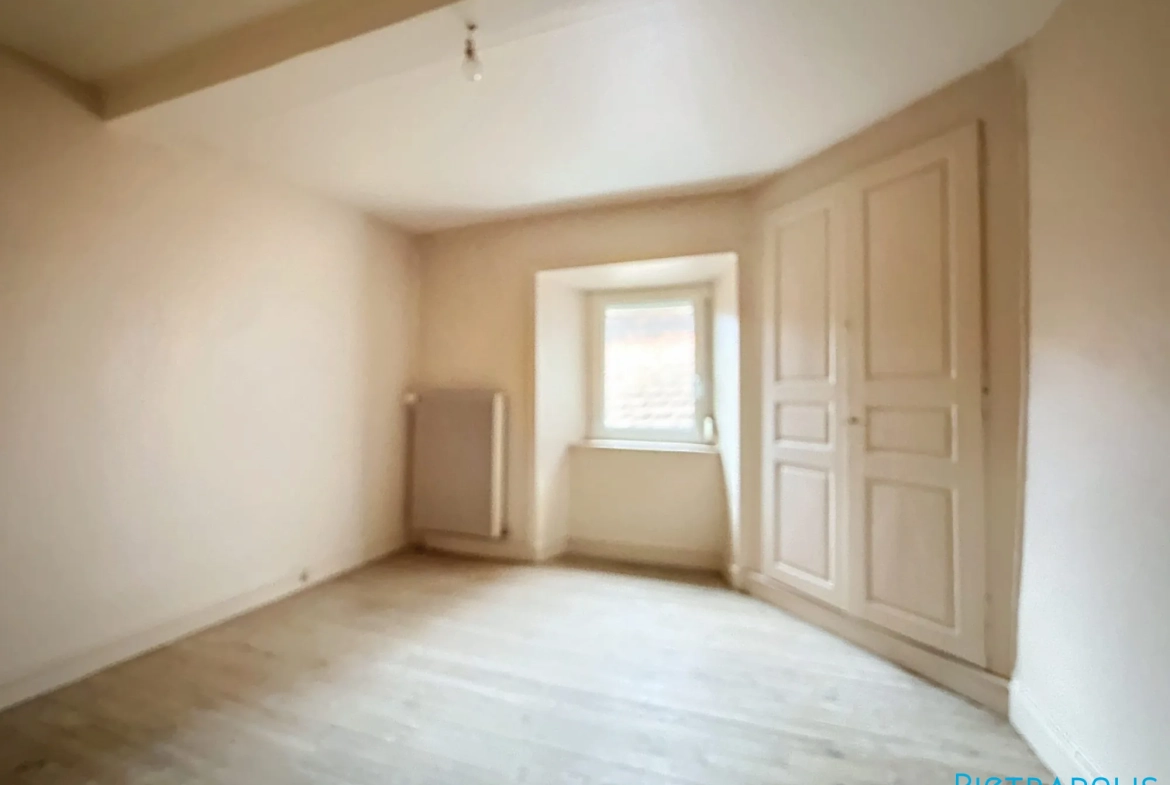 À vendre duplex à rénover au centre de Violay avec 2 chambres et entrée indépendante 