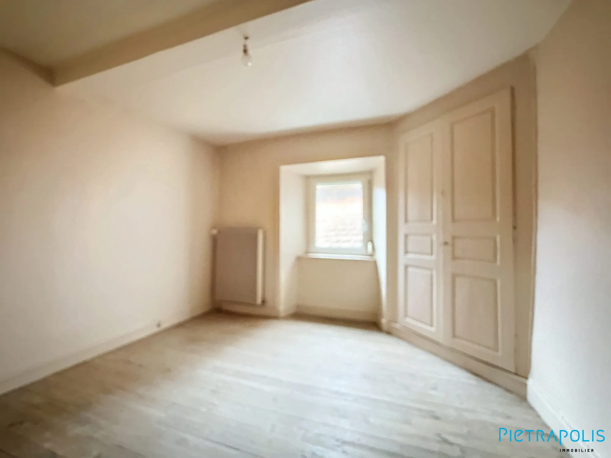 À vendre duplex à rénover au centre de Violay avec 2 chambres et entrée indépendante 
