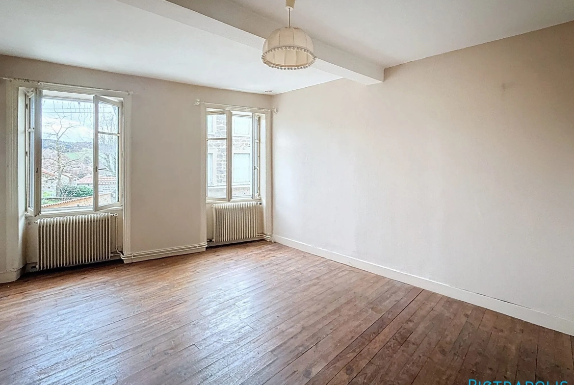 À vendre duplex à rénover au centre de Violay avec 2 chambres et entrée indépendante 
