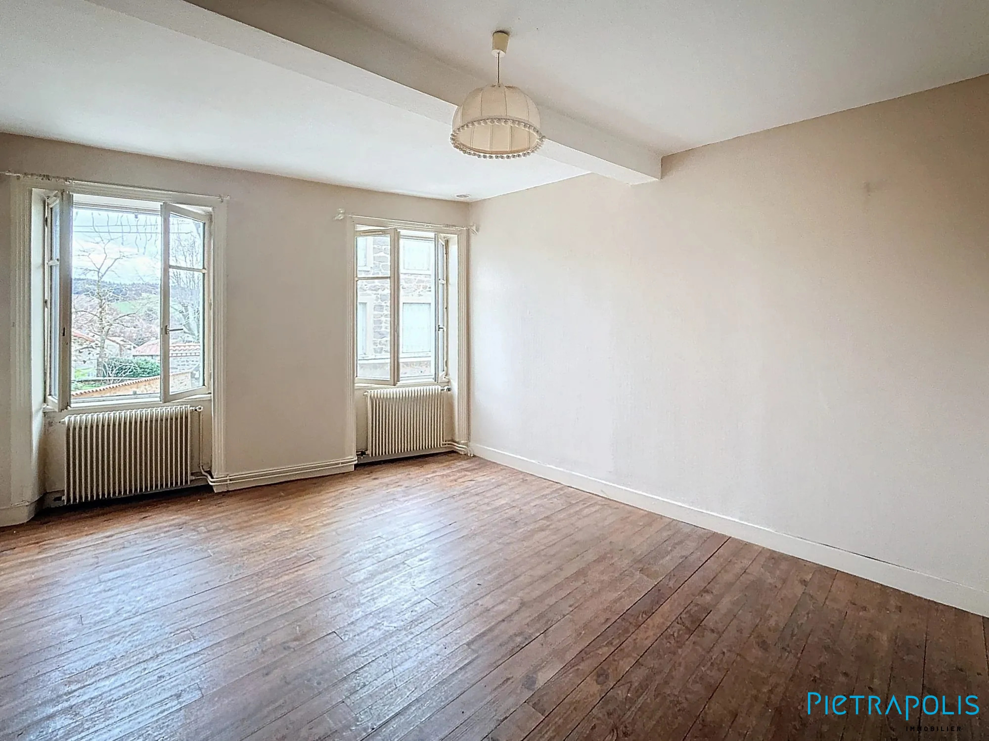 À vendre duplex à rénover au centre de Violay avec 2 chambres et entrée indépendante 