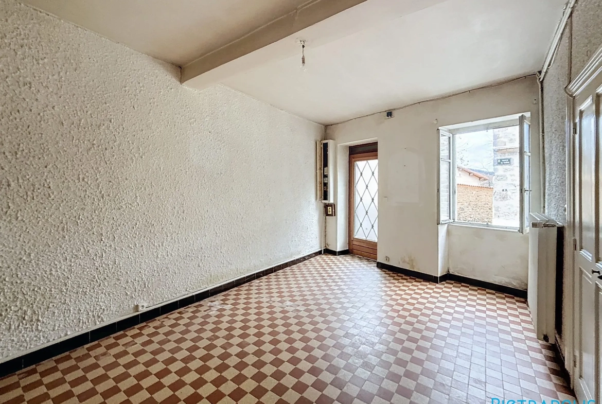 À vendre duplex à rénover au centre de Violay avec 2 chambres et entrée indépendante 