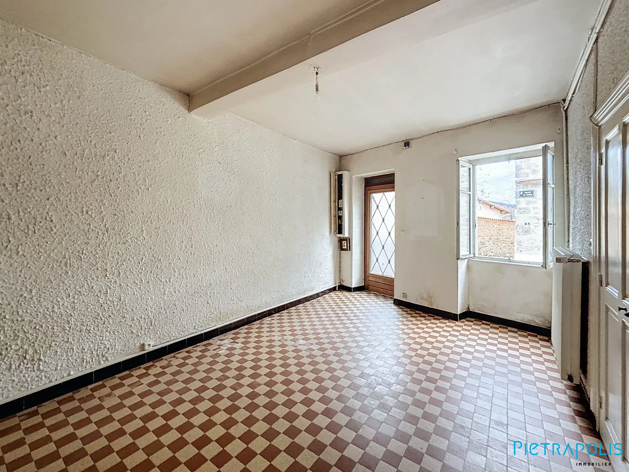 À vendre duplex à rénover au centre de Violay avec 2 chambres et entrée indépendante 