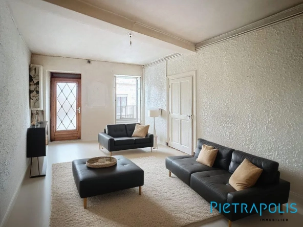 À vendre duplex à rénover au centre de Violay avec 2 chambres et entrée indépendante