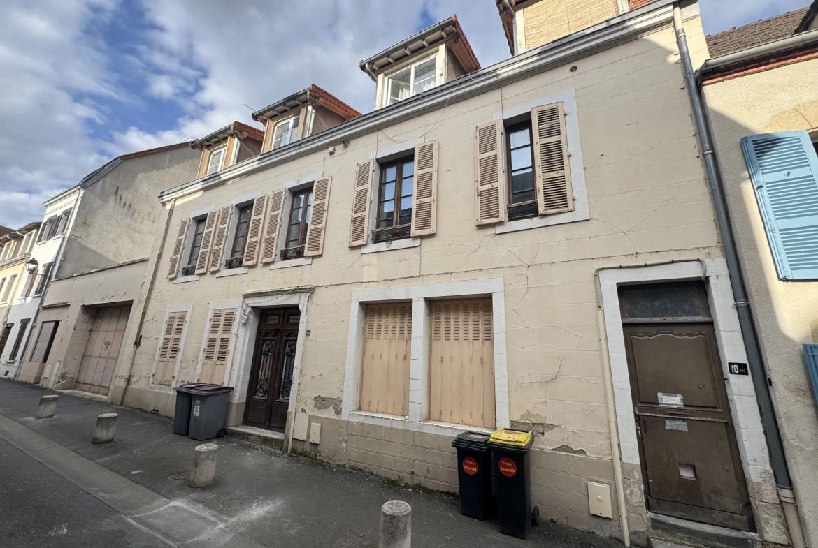 Immeuble rénové avec triplex, F2 neuf et loué au centre-ville de Montluçon 