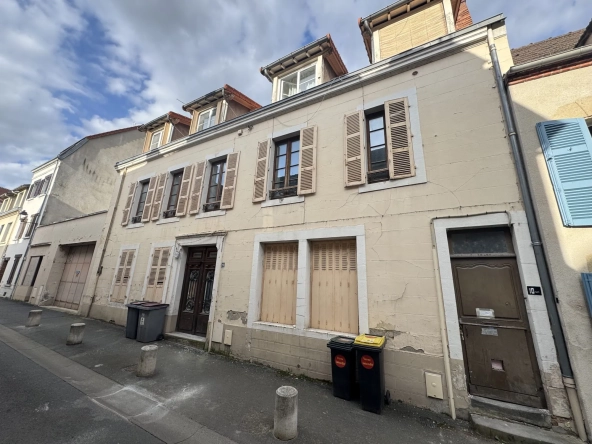 Immeuble rénové avec triplex, F2 neuf et loué au centre-ville de Montluçon