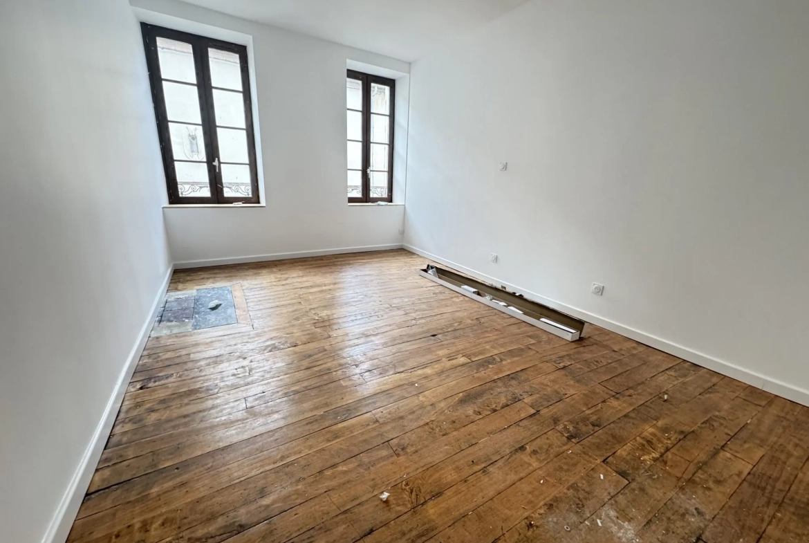Immeuble rénové avec triplex, F2 neuf et loué au centre-ville de Montluçon 