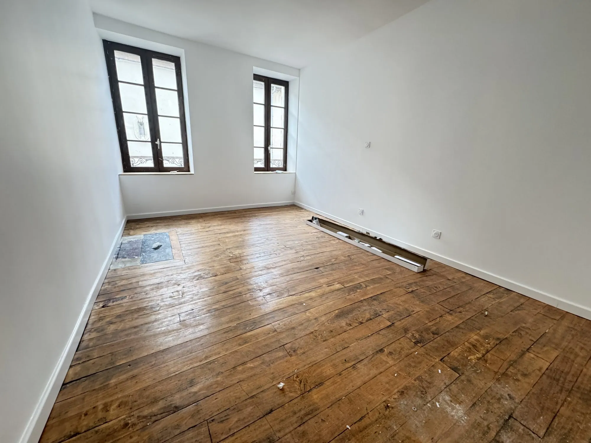 Immeuble rénové avec triplex, F2 neuf et loué au centre-ville de Montluçon 
