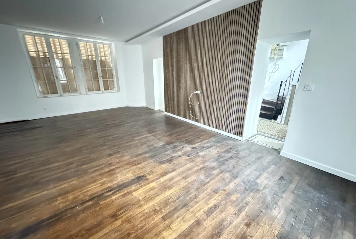Immeuble rénové avec triplex, F2 neuf et loué au centre-ville de Montluçon 