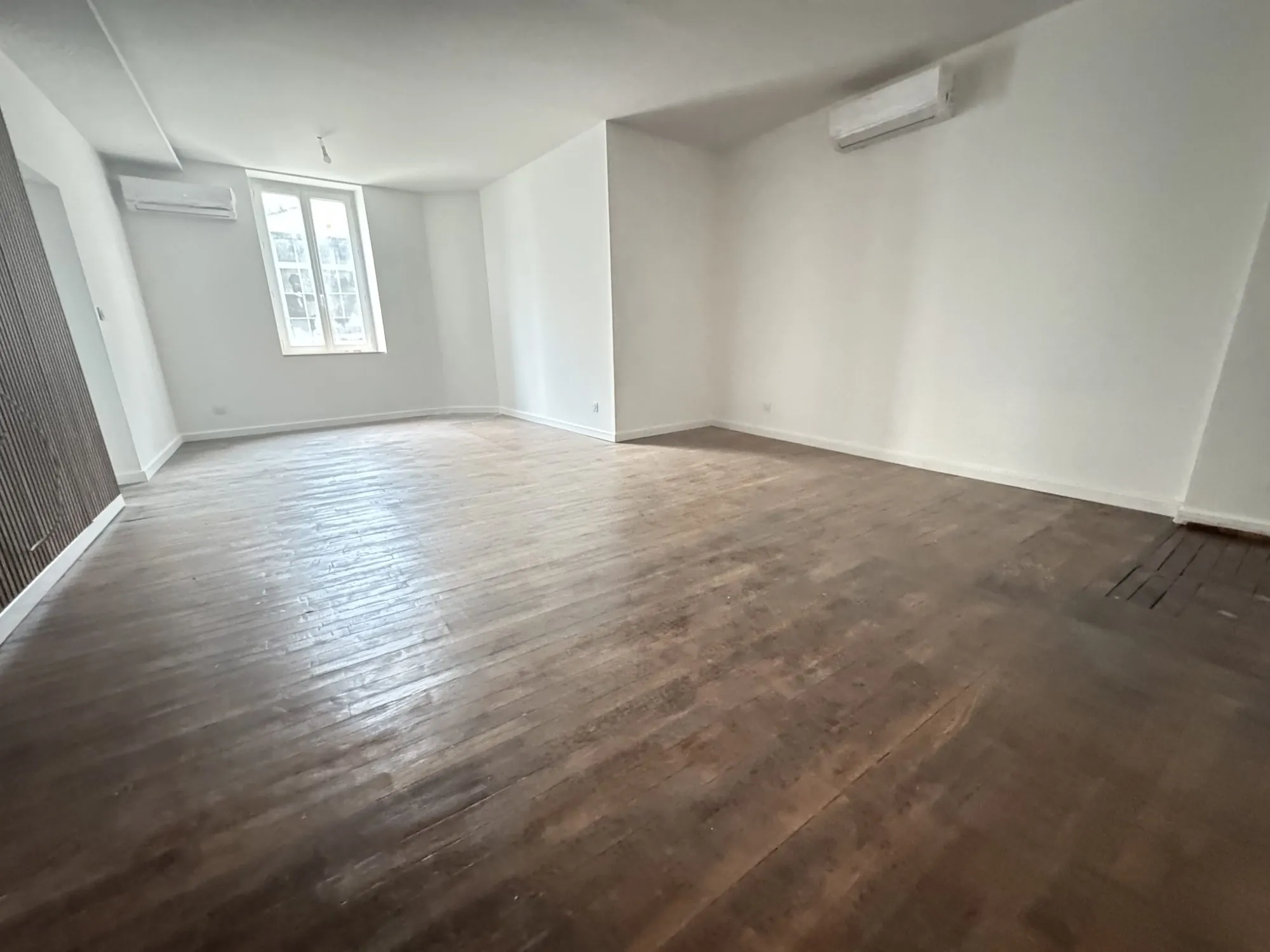Immeuble rénové avec triplex, F2 neuf et loué au centre-ville de Montluçon 