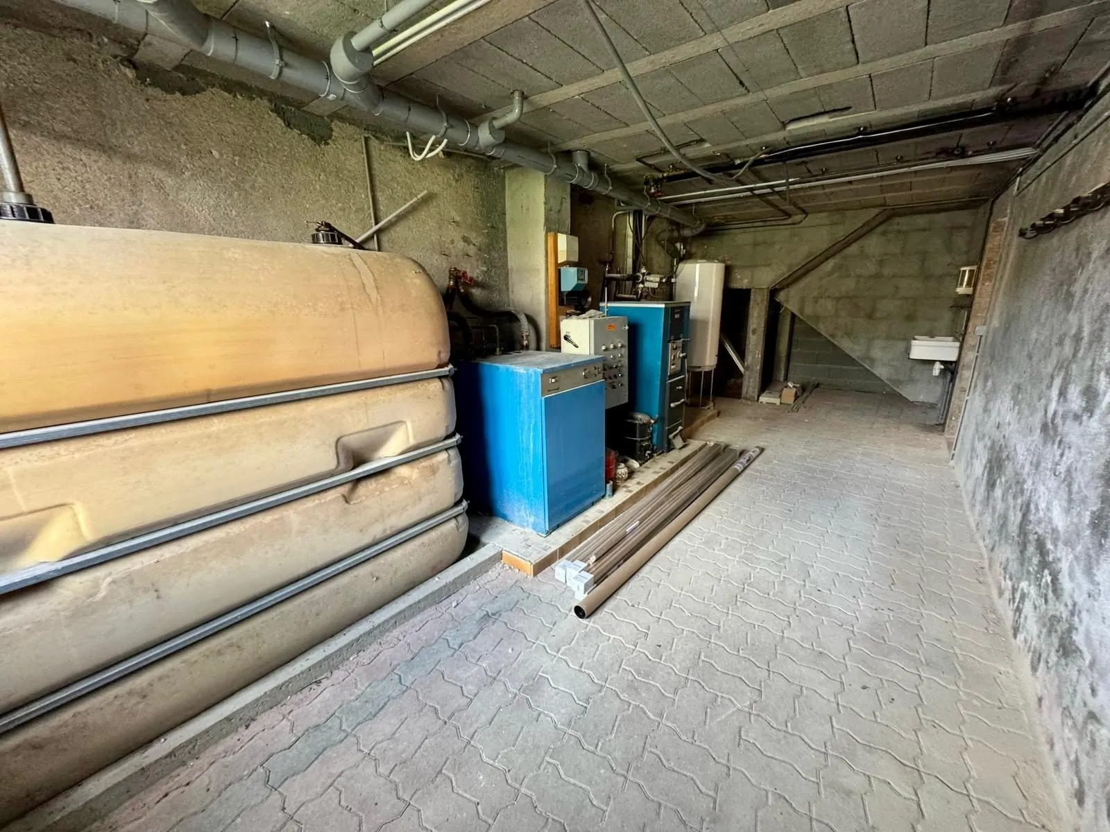 Maison à vendre à Marzy avec grand garage, dépendances et terrain de 798 m² 