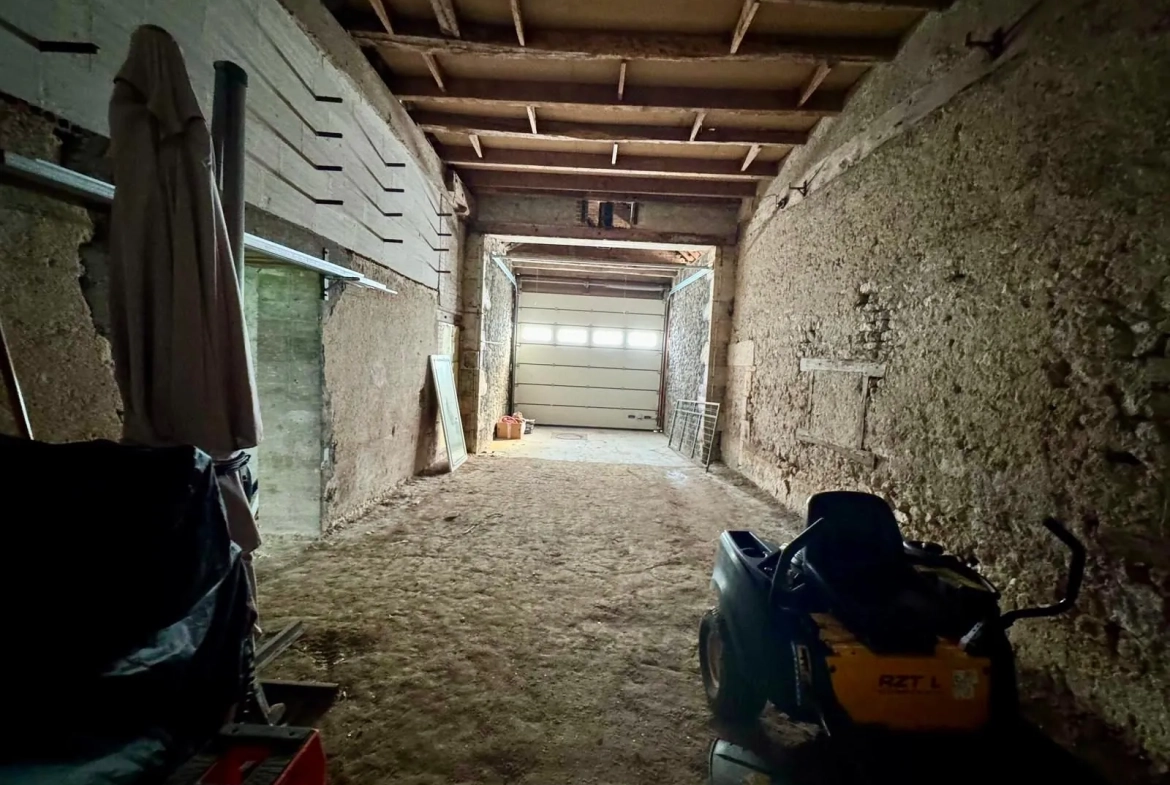 Maison à vendre à Marzy avec grand garage, dépendances et terrain de 798 m² 