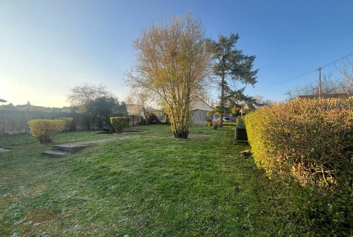 Maison à vendre à Marzy avec grand garage, dépendances et terrain de 798 m² 