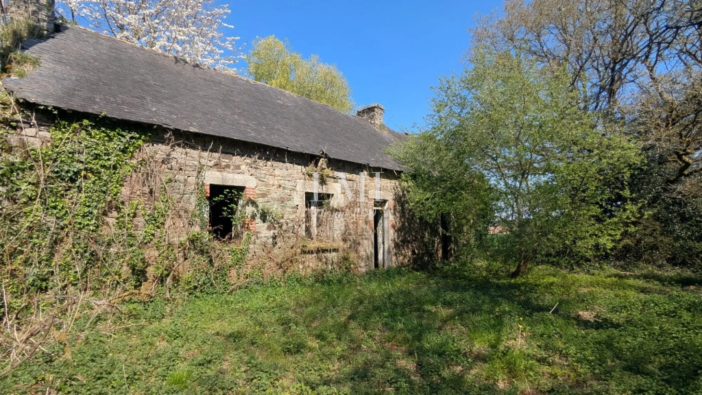 Corps de ferme à rénover à Inzinzac-Lochrist avec grand terrain de 4060 m²