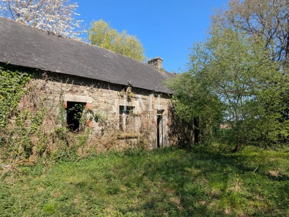 Corps de ferme à rénover à Inzinzac-Lochrist avec grand terrain de 4060 m²