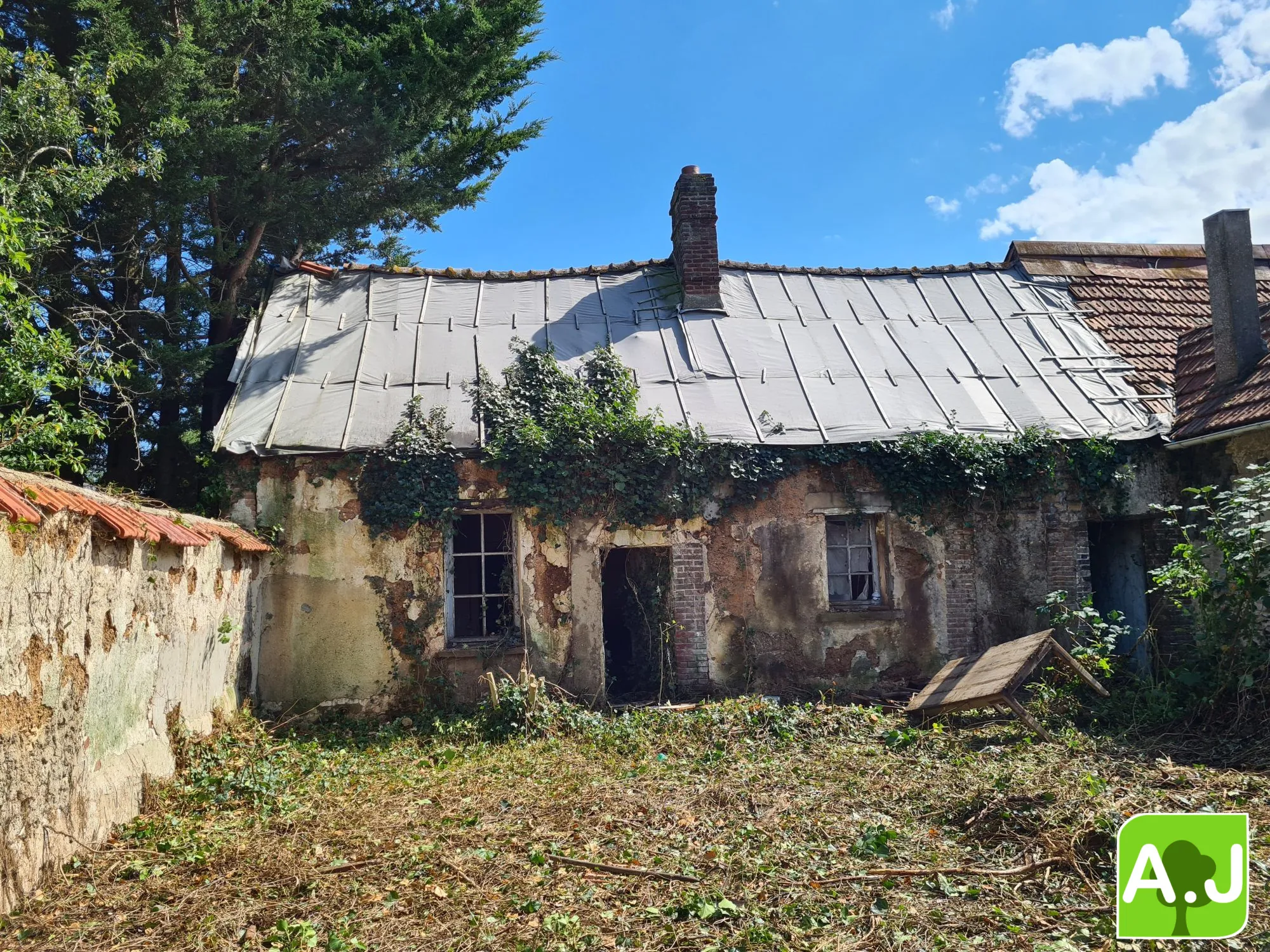 Maison à restaurer au centre-ville de Saint-André-de-l'Eure avec potentiel et terrain clos 