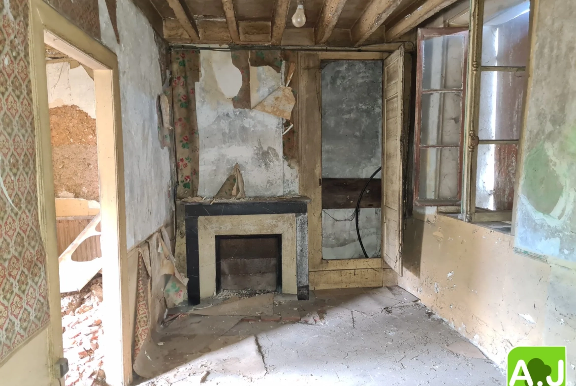 Maison à restaurer au centre-ville de Saint-André-de-l'Eure avec potentiel et terrain clos 