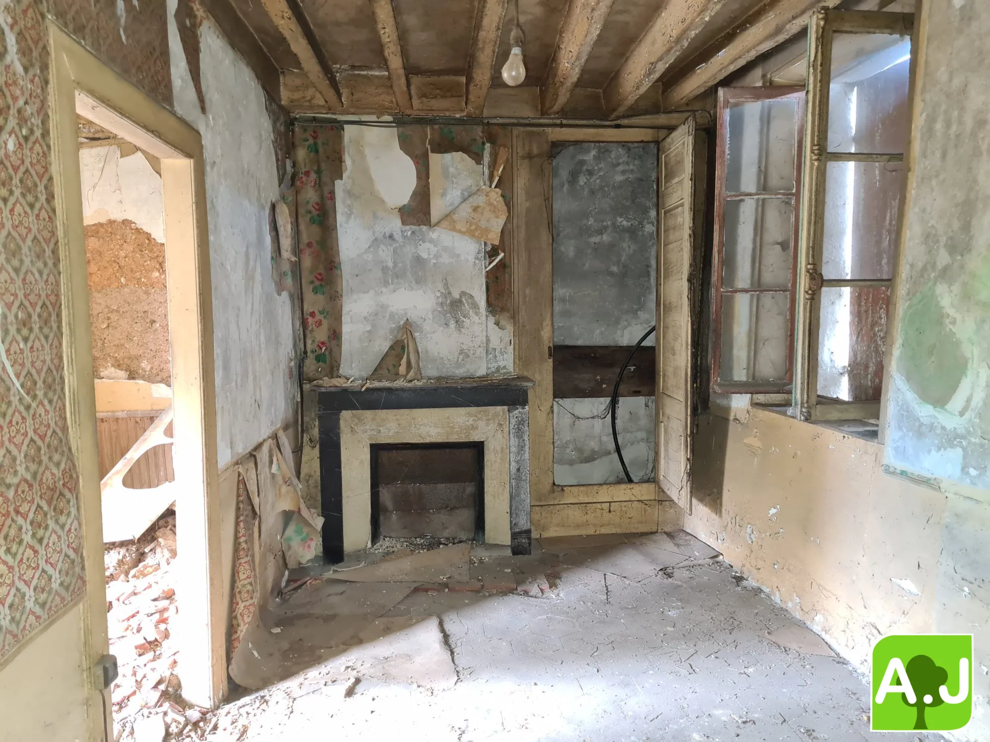 Maison à restaurer au centre-ville de Saint-André-de-l'Eure avec potentiel et terrain clos 