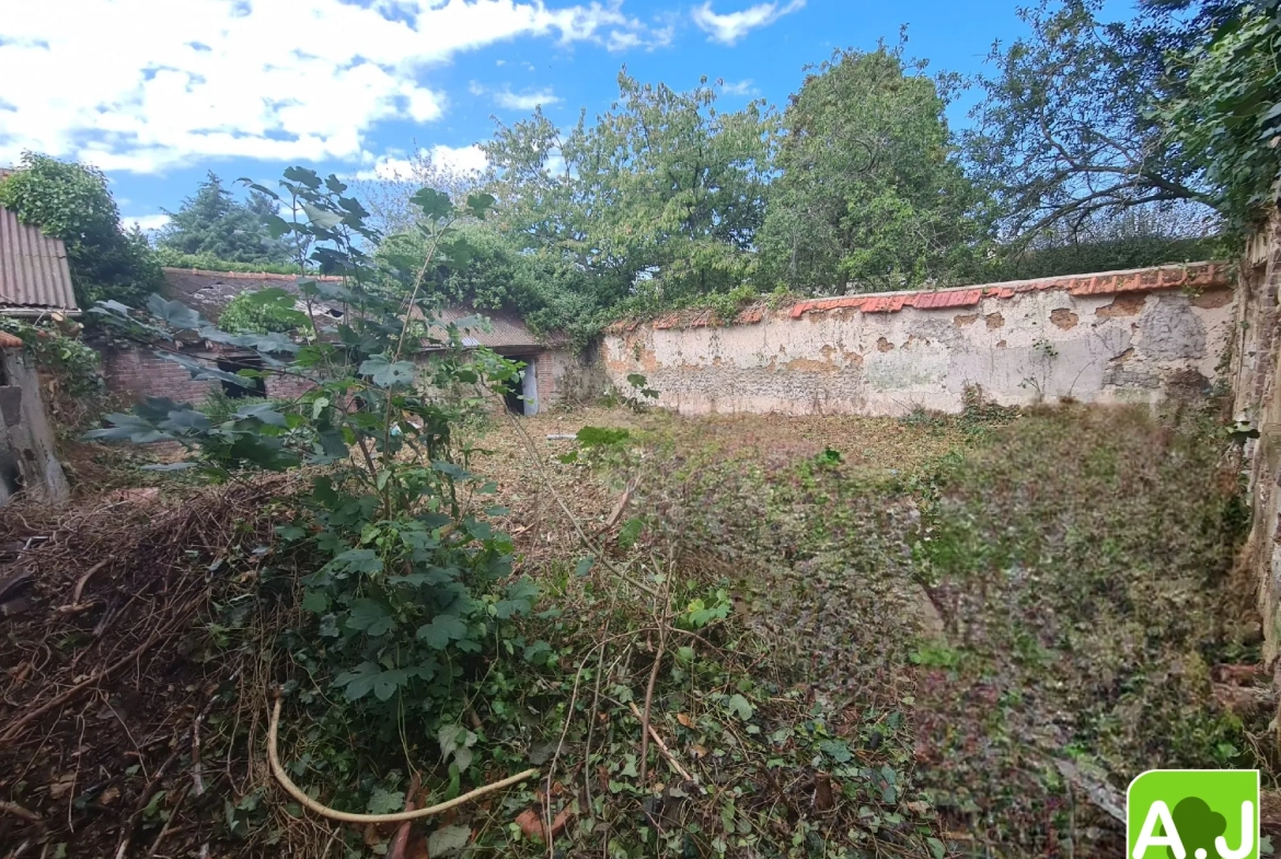 Maison à restaurer au centre-ville de Saint-André-de-l'Eure avec potentiel et terrain clos 