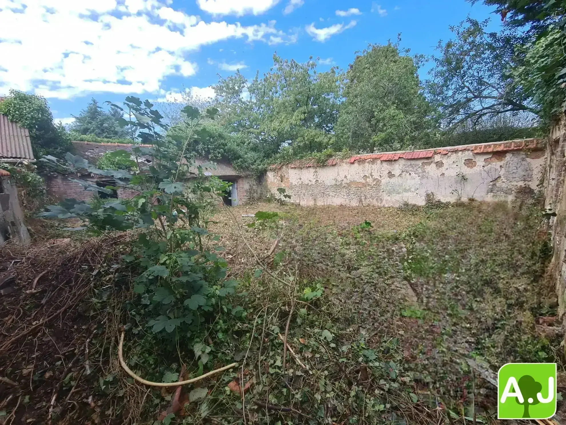 Maison à restaurer au centre-ville de Saint-André-de-l'Eure avec potentiel et terrain clos 