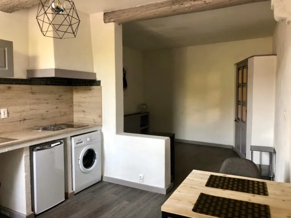 Grand studio meublé rénové à Istres, location à 480€/mois, classé énergie D et climat B
