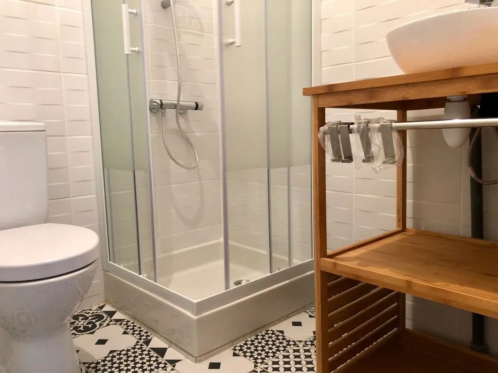 Grand studio meublé rénové à Istres, location à 480€/mois, classé énergie D et climat B 