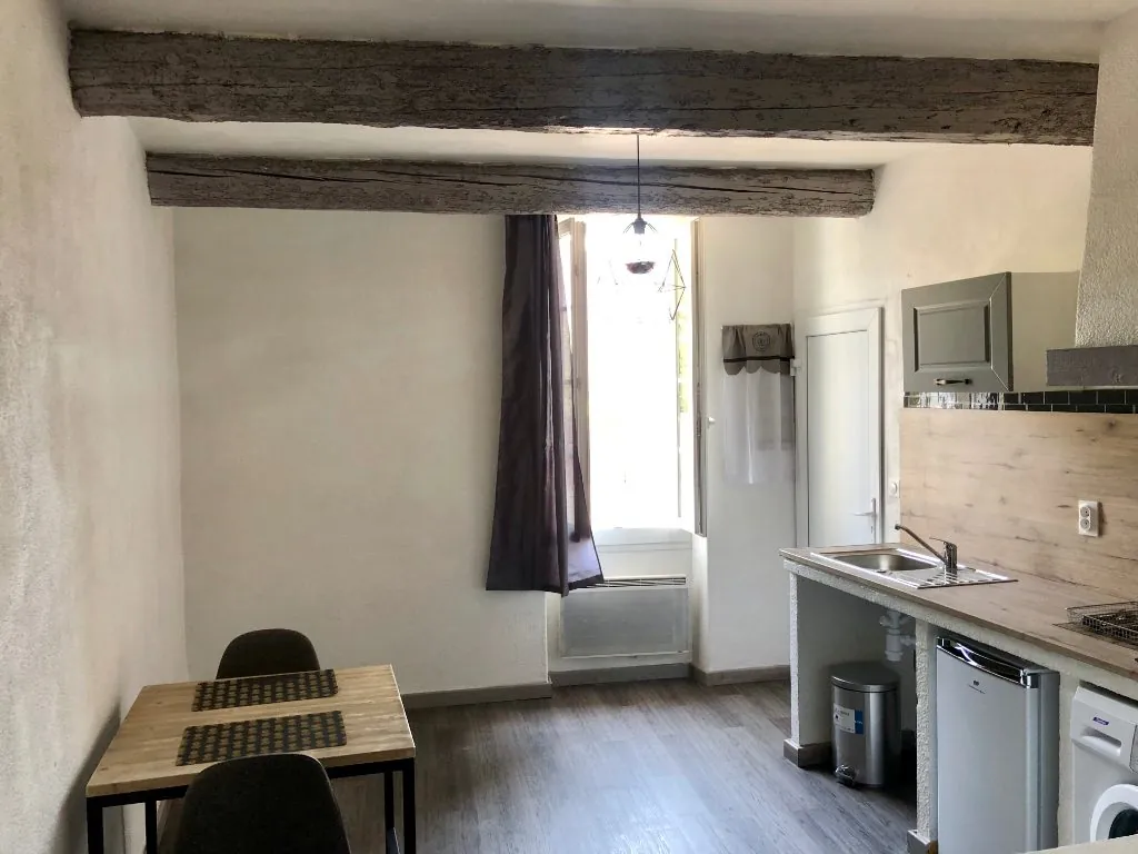 Grand studio meublé rénové à Istres, location à 480€/mois, classé énergie D et climat B 