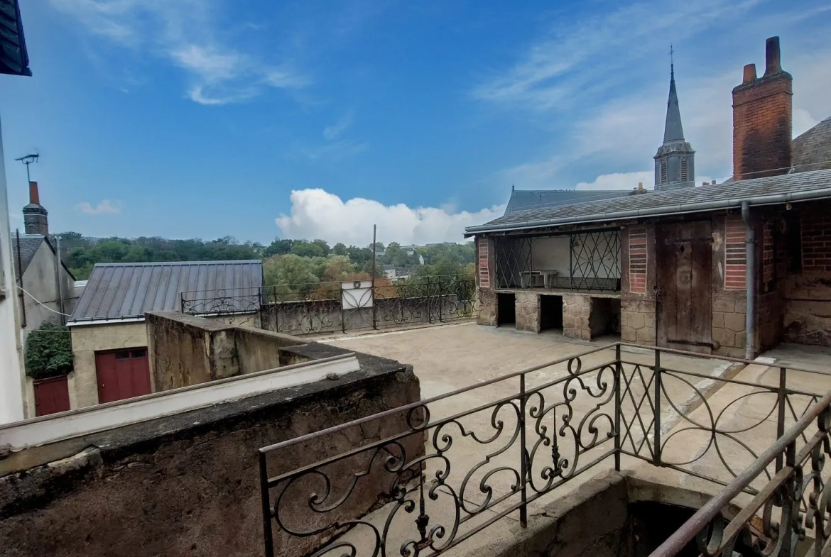 Maison ancienne à Château-Renault de 158 m² avec terrasse et garage 
