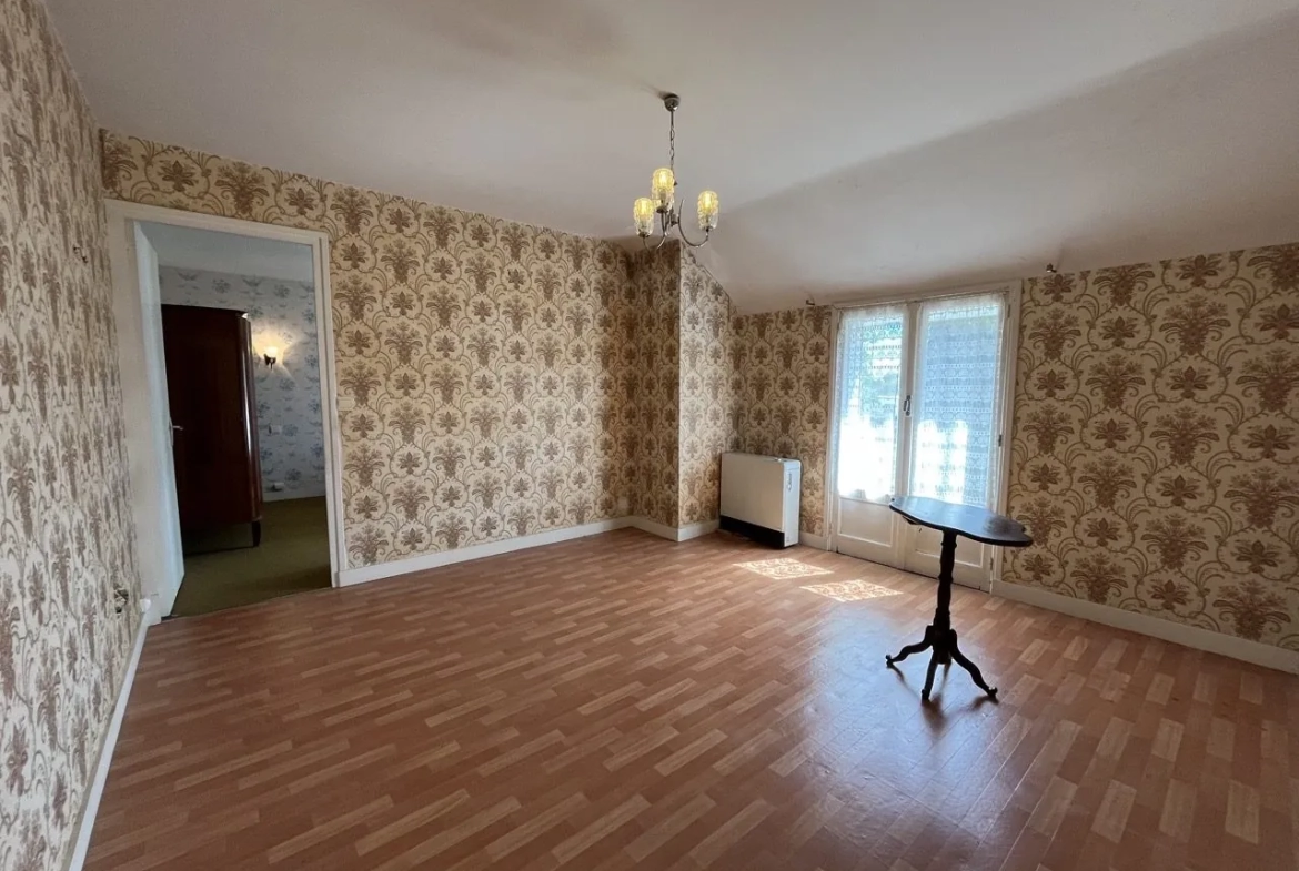 Maison ancienne à rénover à Pouzay de 119 m² avec potentiel locatif 