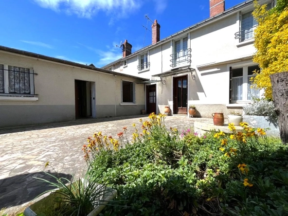 Maison ancienne à rénover à Pouzay de 119 m² avec potentiel locatif