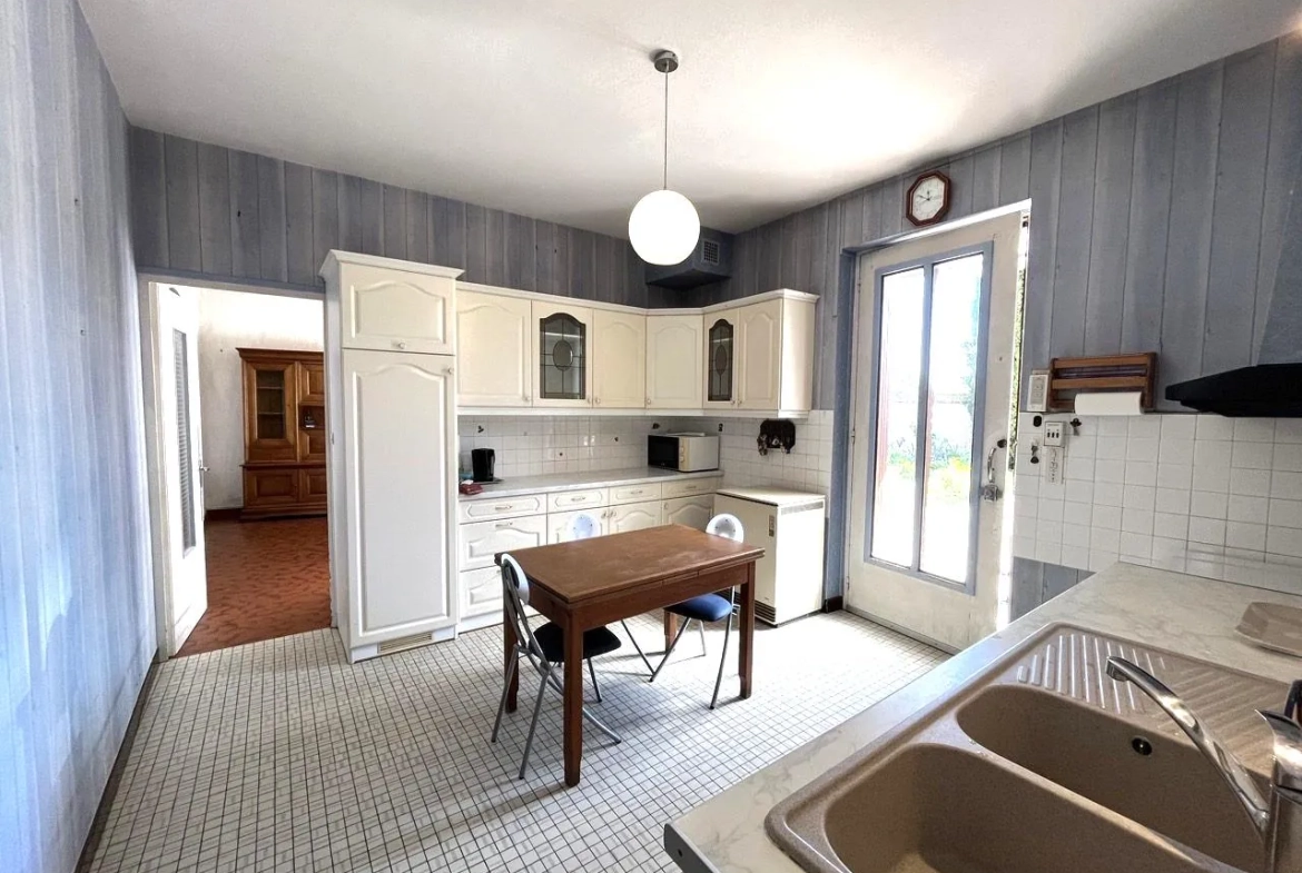 Maison ancienne à rénover à Pouzay de 119 m² avec potentiel locatif 