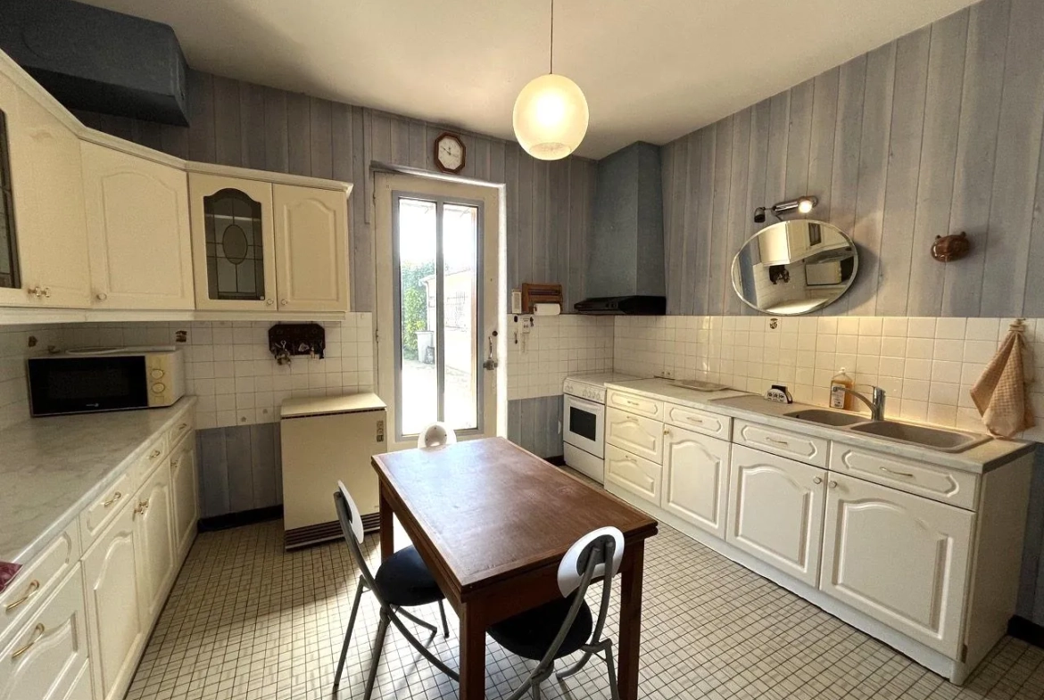 Maison ancienne à rénover à Pouzay de 119 m² avec potentiel locatif 