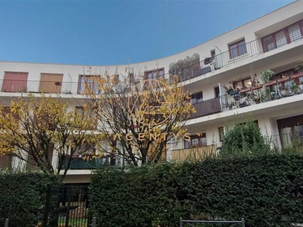 Grand studio lumineux avec balcon et parking à Le Perreux-sur-Marne
