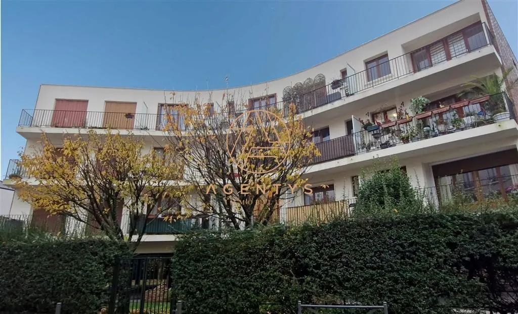 Grand studio lumineux avec balcon et parking à Le Perreux-sur-Marne 