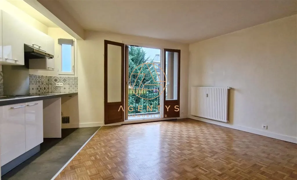 Grand studio lumineux avec balcon et parking à Le Perreux-sur-Marne 