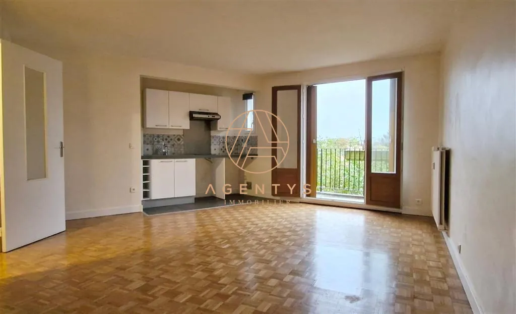Grand studio lumineux avec balcon et parking à Le Perreux-sur-Marne 