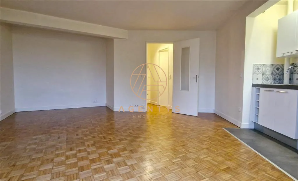Grand studio lumineux avec balcon et parking à Le Perreux-sur-Marne 