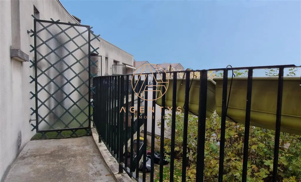 Grand studio lumineux avec balcon et parking à Le Perreux-sur-Marne 
