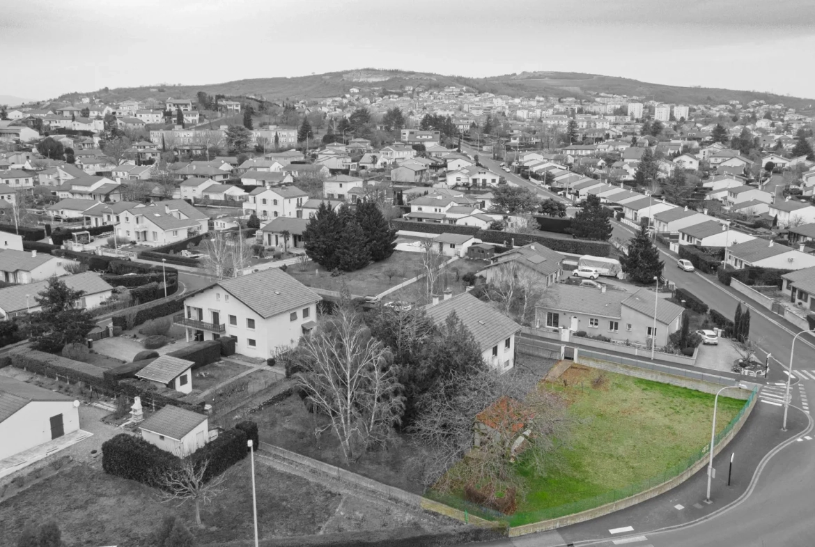 Terrain constructible de 545 m² à Cournon d'Auvergne avec abri de jardin 