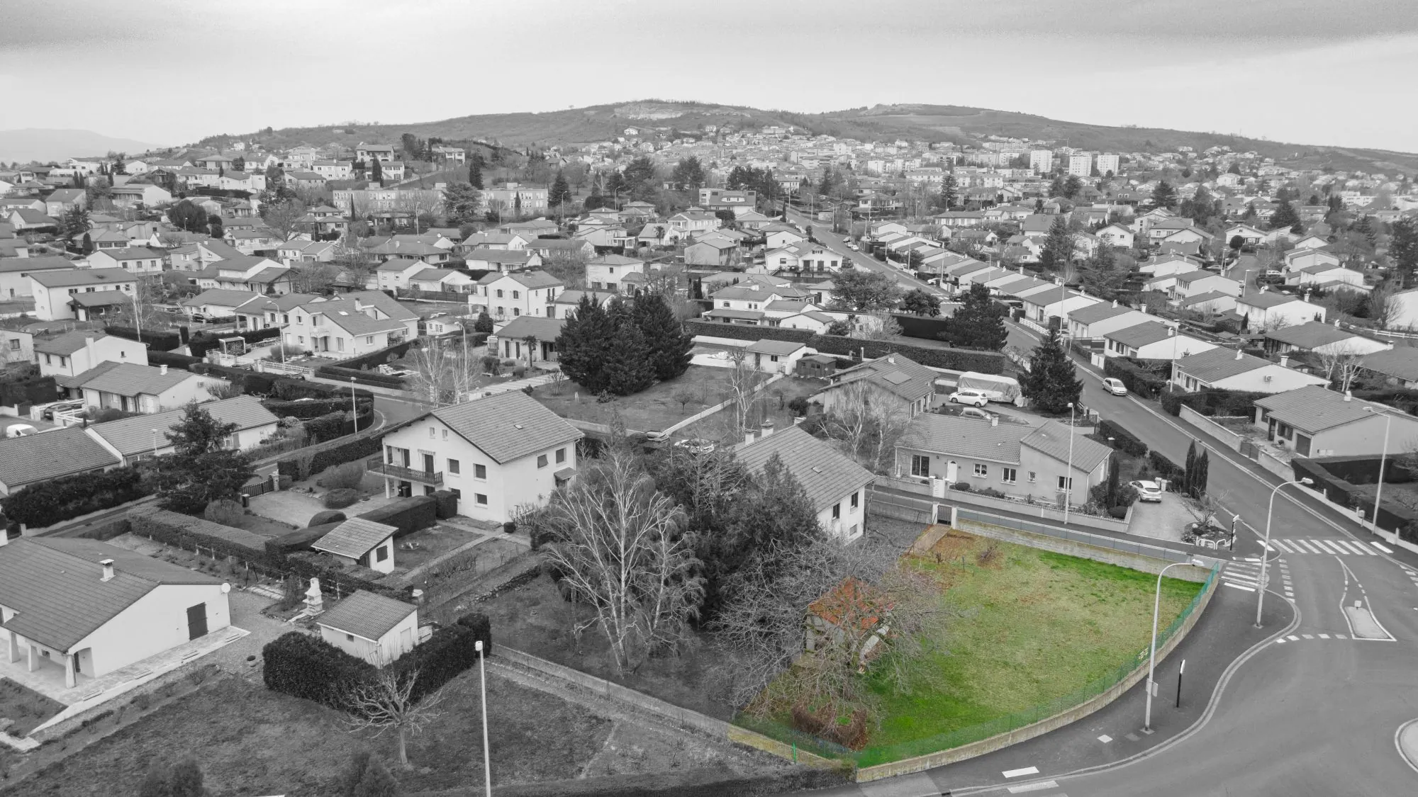 Terrain constructible de 545 m² à Cournon d'Auvergne avec abri de jardin 