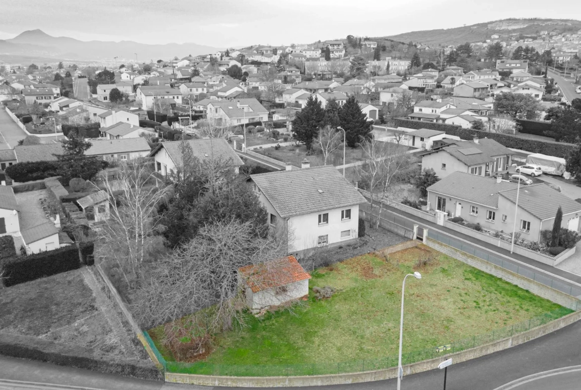 Terrain constructible de 545 m² à Cournon d'Auvergne avec abri de jardin 