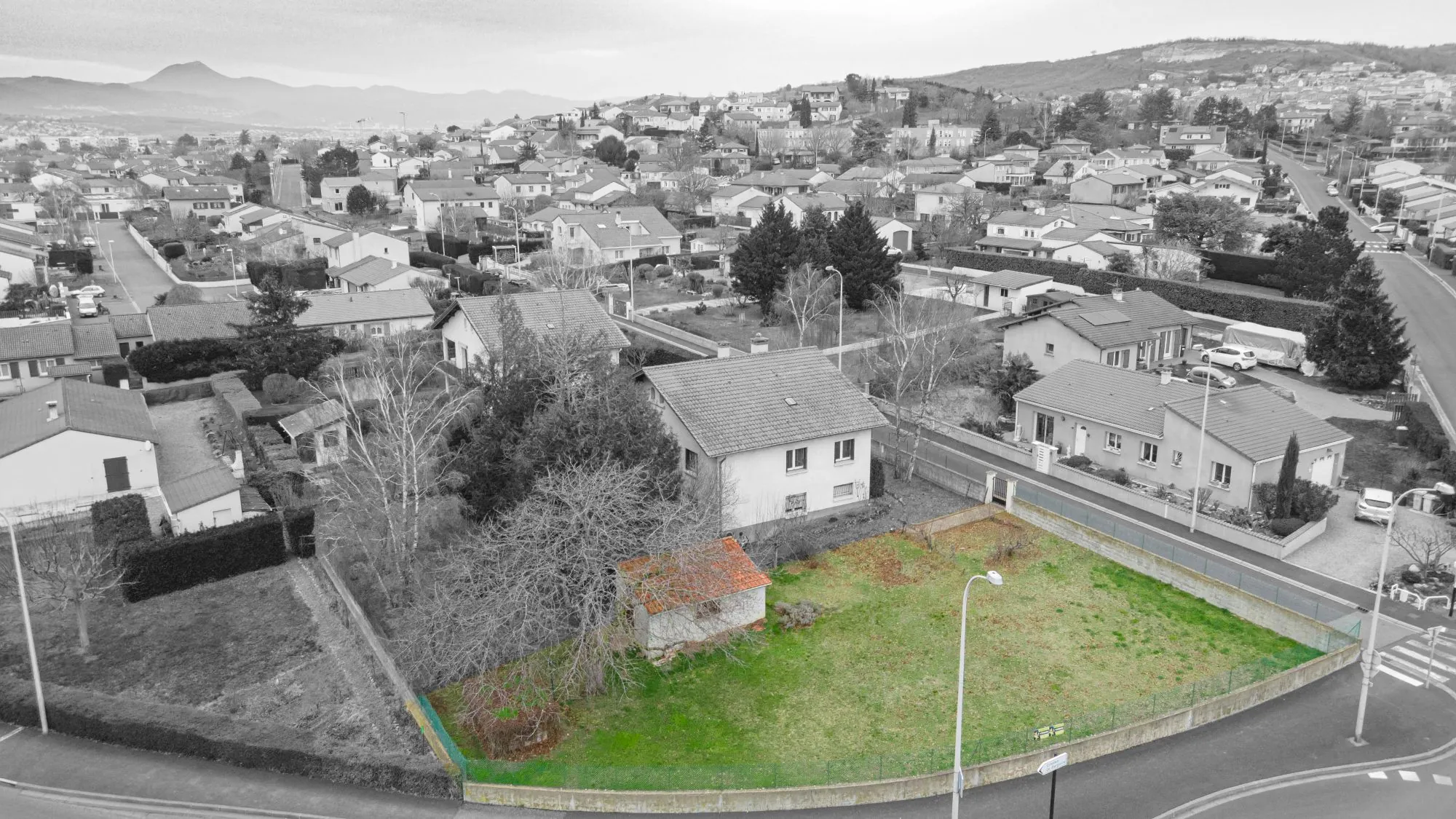 Terrain constructible de 545 m² à Cournon d'Auvergne avec abri de jardin 