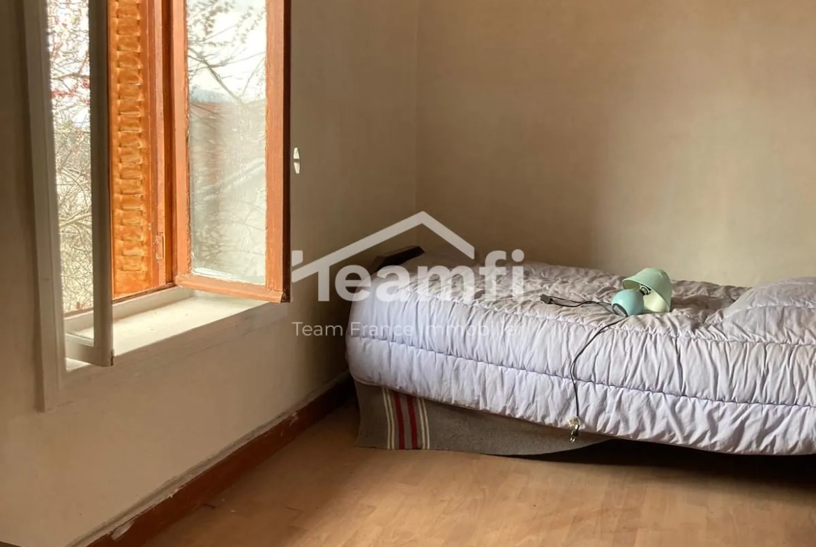 Maison à rénover avec 4 chambres, jardin et atelier à Arconsat 
